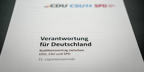 Der Koalitionsvertrag von CDU, CSU und SPD mit der Überschrift „Verantwortung für Deutschland“ ist auf dem Foto zu sehen.