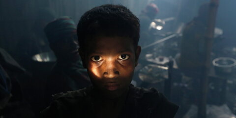 Ein Junge arbeitet in einer Aluminiumfabrik in Bangladesch