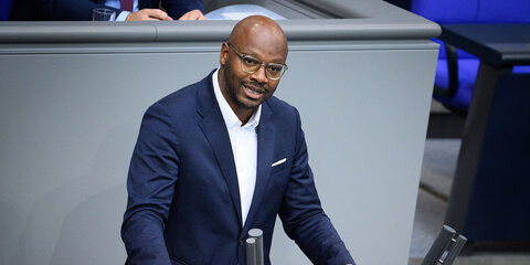 Armand Zorn (SPD) spricht während einer Plenarsitzung im Deutschen Bundestag.