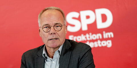 Matthias Miersch, Fraktionsvorsitzender, spricht bei einem Statement.