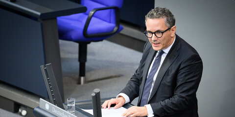 Thorsten Rudolph spricht im Plenum