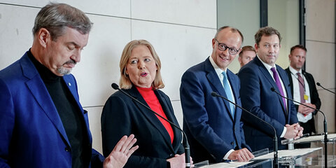 Markus Söder (CSU), Bärbel Bas (SPD), Friedrich Merz (CDU) und Lars Klingbeil (SPD), geben eine Pressekonferenz.