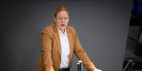 Dagmar Schmidt (SPD) spricht bei der Debatte über das Tariftreuegesetz im Deutschen Bundestag.