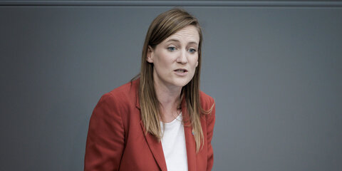 Carmen Wegge (SPD) spricht bei einer Debatte im Bundestag.