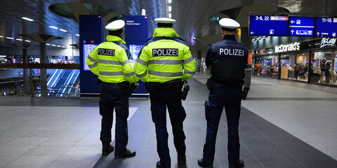 Beamte der Bundespolizei stehen im Berliner Hauptbahnhof