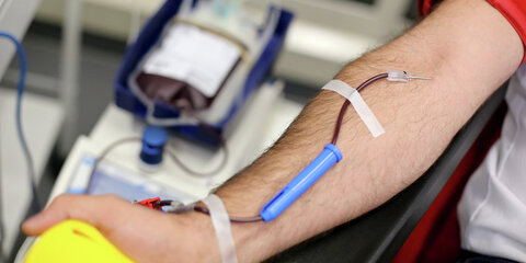 Ein Mann spendet Blut.