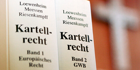 Zwei Bände zum Kartellrecht stehen im Landgericht in Düsseldorf auf einem Tisch.