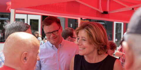 Malu Dreyer und Carsten Schneider unterhalten sich mit Bürgern