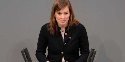 Siemtje Möller redet im Plenum