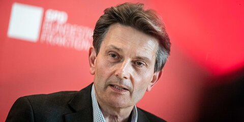 Portrait von Rolf Mützenich beim Pressestatement