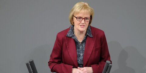 Ursula Schulte, MdB, spricht im Plenum