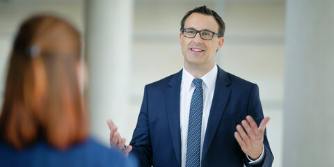 Sören Bartol im Gespräch mit einer weiblichen Person, die links auf dem Foto zu sehen ist