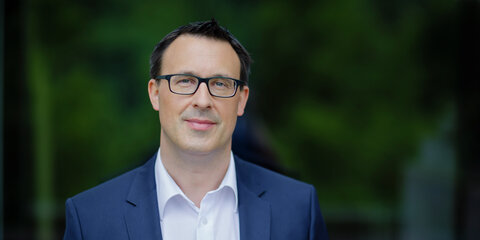 Sören Bartol schaut frontal in die Kamera