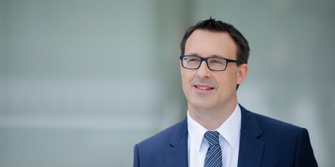 Sören Bartol blickt auf dem Foto nachdenklich, aber optimistisch mit den Augen nach links gerichtet