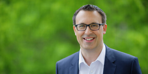 Portrait von Sören Bartol, im Hintergrund sind Bäume zu sehen