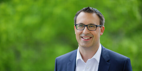 Portrait von Sören Bartol, im Hintergrund sind Bäume zu sehen