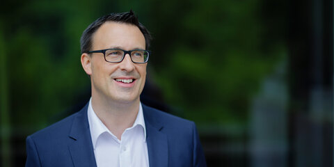 Portrait von Sören Bartol, auf dem sein Blick seitwärst nach rechts gerichtet ist