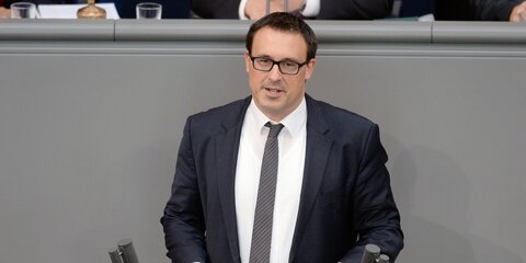Sören Bartol redet im Plenum