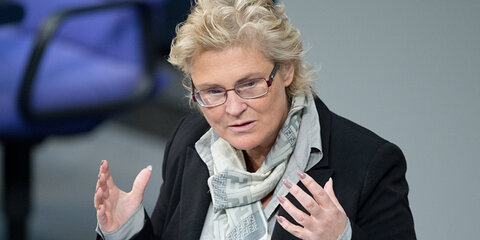 Christine Lambrecht spricht im Plenum des Bundestages