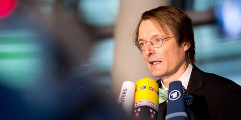 Karl Lauterbach vor der Presse