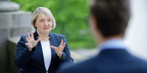 Katja Mast im Gespräch, im rechten Teil des Fotos ist der Hinterkopf eines Mannes zu sehen.
