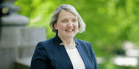Katja Mast schaut lachend zu einem Gesprächspartner hinter der Kamera