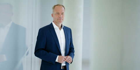 Matthias Miersch steht vor einem Fenster und schaut nachdenklich in die Ferne.