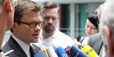 Carsten Schneider vor der Presse