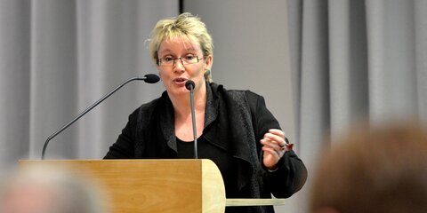 Gabriela Heinrich spricht während einer Veranstaltung