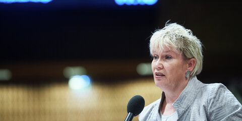 Gabriela Heinrich spricht während einer Veranstaltung