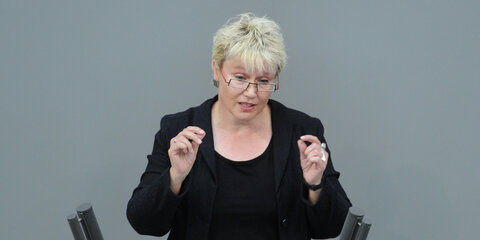 Gabriela Heinrich hält im Deutschen Bundestag eine Rede