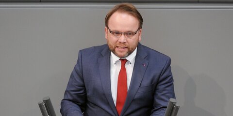 Timon Gremmels redet im Plenum