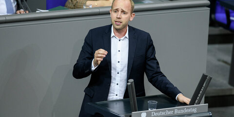 Dennis Rohde spricht im Deutschen Bundestag