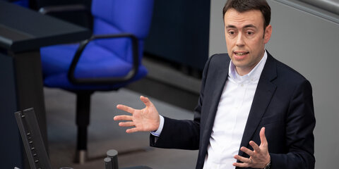 Nils Schmid spricht im Deutschen Bundestag.