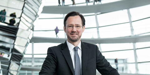 Dirk Wiese steht in der Kuppel des Reichstagsgebäudes