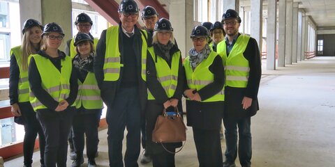 SPD-Bundestagsabgeordnete besichtigen die Baustelle des Humboldt-Forums: Martin Dörmann (Mitte), Elfi Scho-Antwerpes (Mitte rechts) und Hiltrud Lotze (3. von rechts) 