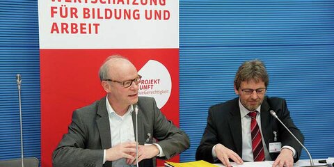 Ralf Kapschack und Markus Paschke diskutieren mit den Teilnehmern der Betreibsrätekonferenz 2016