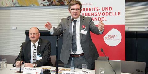 Bernd Rützel und Martin Rosamann, beide von der Projektgruppe #NeueZeiten diskutieren mit Betriebs- und Personalräten