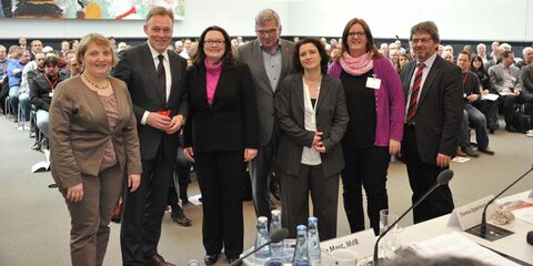 Gruppenfoto anlässlich der Betriebs- und Personalrätekonferenz 2016: V.l.n.r. Katja Mast, Thomas Oppermann, Andrea Nahles, Jörg Hofmann (IG-Metall), Carola Reimann, Kerstin Griese und Markus Paschke
