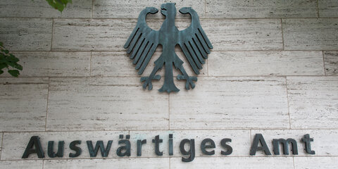 «Auswärtiges Amt» steht auf der Außenmauer des Ministeriums in Berlin.