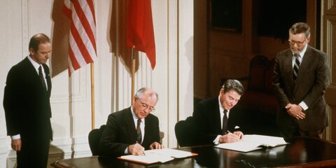US-Präsident Reagan und der sowjetische Parteichef Gorbatschow unterzeichnen am 08.12.87 in Washington den INF-Vertrag zur Vernichtung der atomaren Mittelstreckenraketen