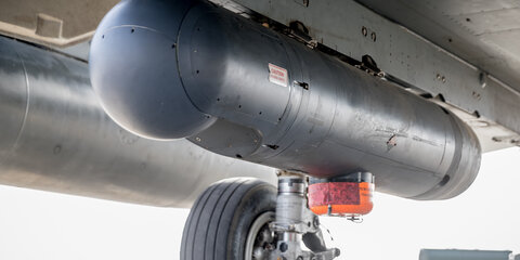 Ein Behälter mit der Aufnahmekamera, dem sogenannten Recce pod, hängt unter einem Tornado-Jet der Bundeswehr auf der Airbase.