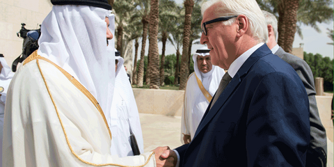 Bundesaußenminister Frank-Walter Steinmeier (r, SPD) und der Generalsekretär des Kooperationsrats der Arabischen Staaten des Golfs, Abdullatif bin Rashid Al-Zayani, treffen sich am 19.10.2015 in Riad (Saudi-Arabien)
