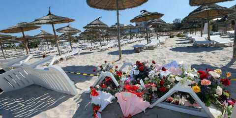 Blumensträuße zum Gedenken an die Opfer am Strand von Sousse 