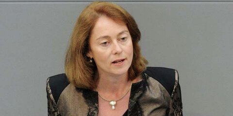 Das Foto zeigt die SPD-Bundestagsabgeordnete bei einer Plenarrede im Bundestag