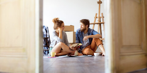 Junges Paar in Wohnung