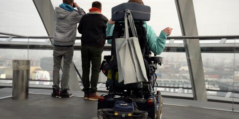 Ein Rollstuhlfahrer besucht die Kuppel des Reichtagsgebäudes in Berlin