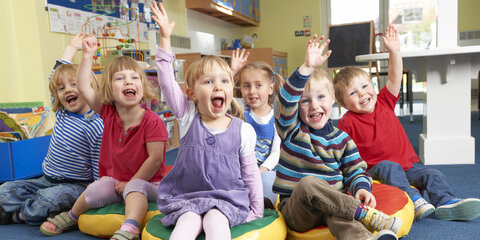 Kinder beim Unterricht im Kindergarten