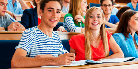 Junge Studierende im Hörsaal einer Hochschule