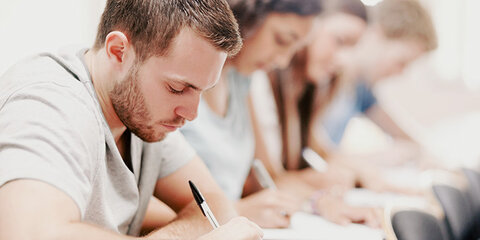 StudentenInnen bei einer schriftlichen Prüfung